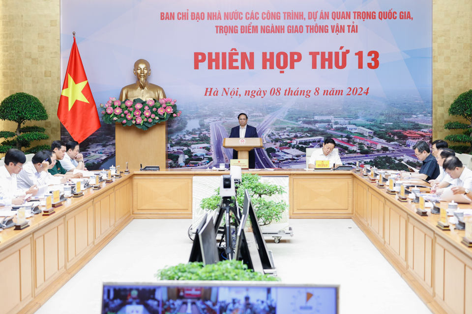 Thủ tướng nhấn mạnh, trong quá trình thực hiện nhiệm vụ, xử lý vướng mắc phải mạnh dạn vận dụng sáng tạo các chủ trương, đường lối của Đảng, chính sách, pháp luật của Nhà nước, vừa làm vừa rút kinh nghiệm, không cầu toàn, không nóng vội, nhưng phải hết sức quyết liệt - Ảnh: VGP/Nhật Bắc