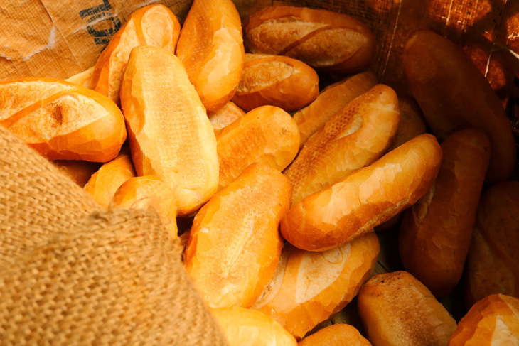 Về Bình Dương ăn bánh mì Ba cô gái truyền 3 đời trong 70 năm- Ảnh 7. Về Bình Dương ăn bánh mì Ba cô gái truyền 3 đời trong 70 năm- Ảnh 7.