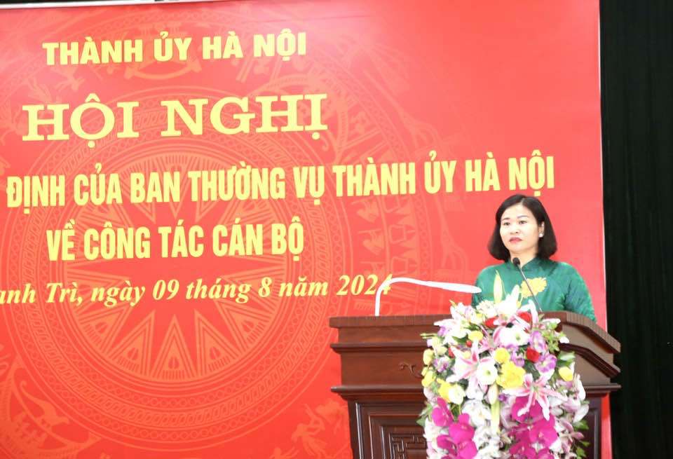 Phó Bí thư Thường trực Thành ủy Hà Nội Nguyễn Thị Tuyến phát biểu tại hội nghị công bố quyết định về công tác cán bộ tại huyện Thanh Trì.