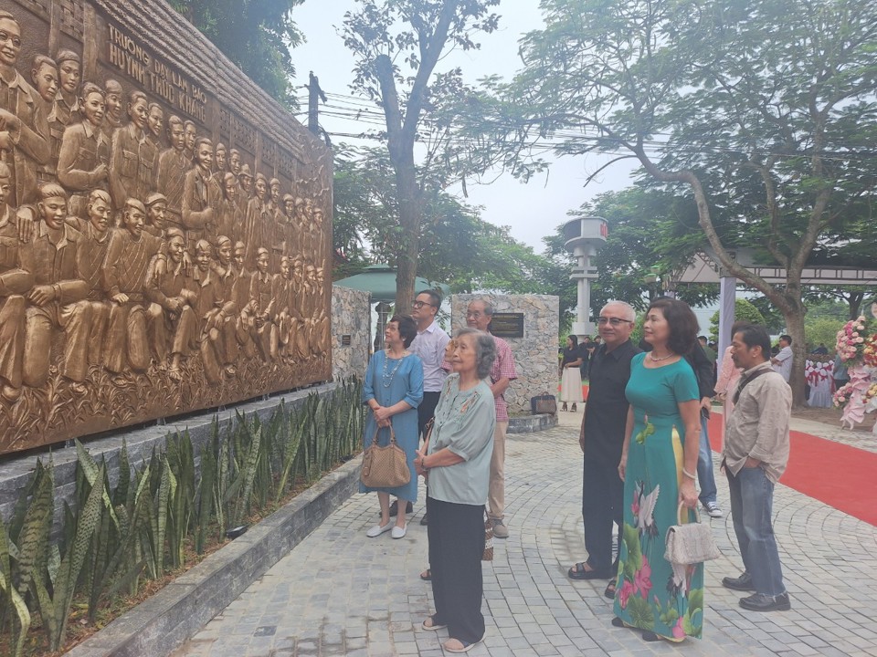 Trước giờ diễn ra lễ khánh thành công trình, bà Đào Thị Ngọc Dung (đầu tiên từ trái sang) -vợ của đồng chí Phạm Văn Thái (bí danh Trần Kiên) ngắm nhìn bức phù điêu được tạc từ bức ảnh gốc mà gia đình hiến tặng.