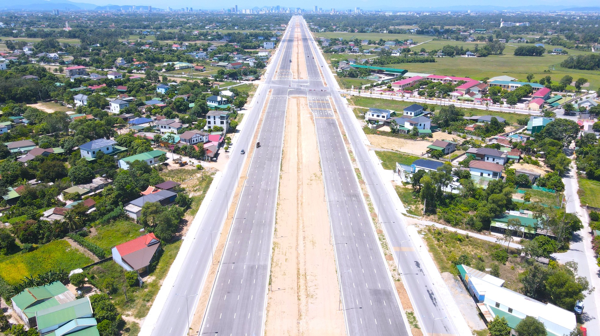 Cận cảnh tuyến đại lộ nghìn tỷ nối thành phố Vinh với biển Cửa Lò ảnh 3