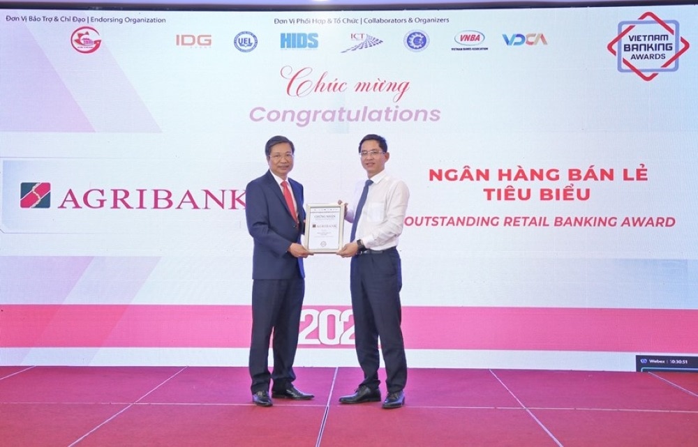 Đại diện Agribank nhận danh hiệu “Ngân hàng bán lẻ tiêu biểu” 2024. Ảnh: Agribank