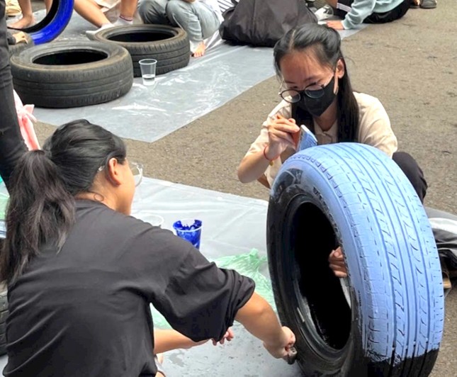 Học sinh hào hứng trang trí lốp xe, chống rác thải nhựa ảnh 5