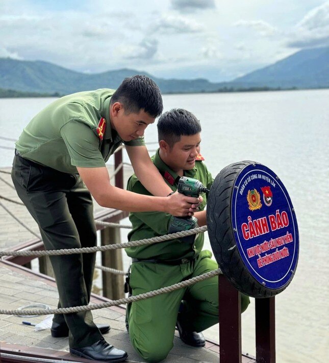 Học sinh hào hứng trang trí lốp xe, chống rác thải nhựa ảnh 8