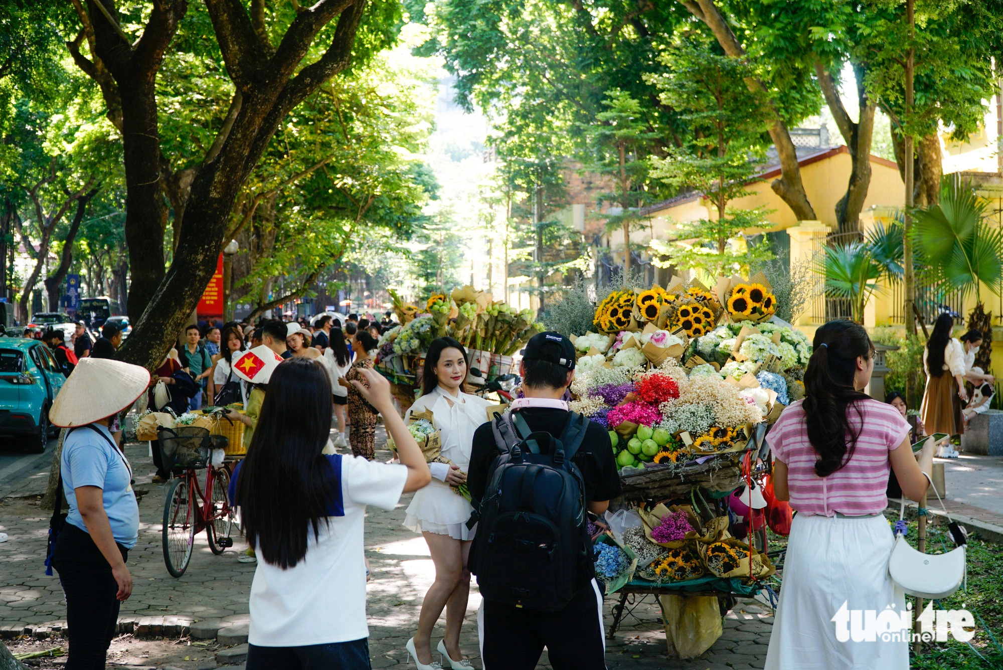 Chấp nắng nóng Hà Nội, các 'nàng thơ' nô nức đến đường Phan Đình Phùng đón thu- Ảnh 5.