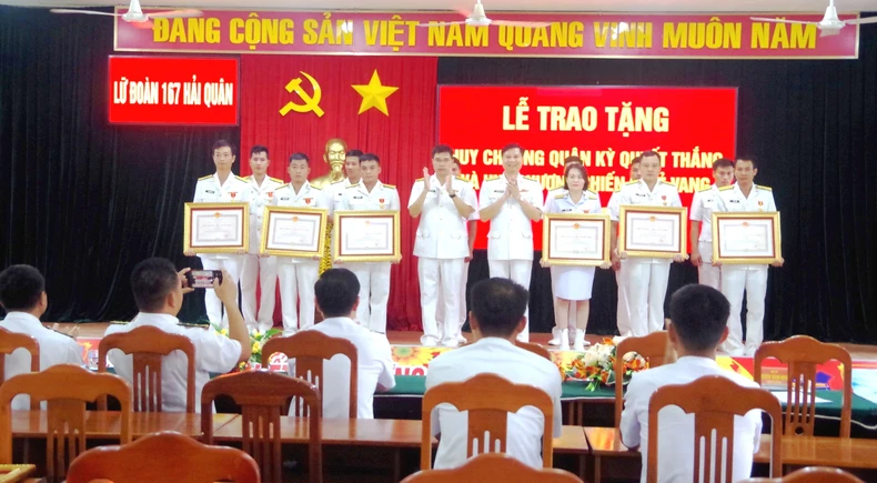 Lữ đoàn 167, Vùng 2 Hải quân: Tổ chức Lễ trao tặng Huy chương Quân kỳ quyết thắng, Huy chương Chiến sĩ vẻ vang ảnh 2