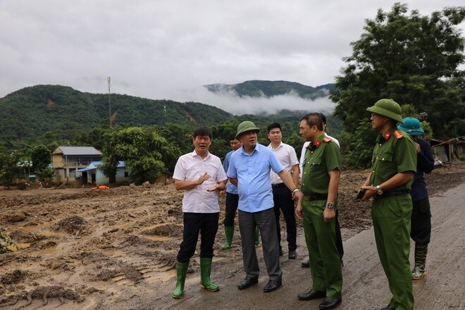 Đường giao thông vẫn đang bị hư hỏng gây khó khăn trong việc di chuyển.