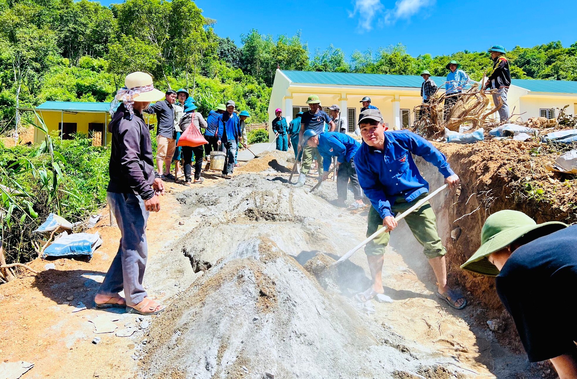 'Cõng' vật liệu lên núi làm đường đến trường ảnh 12