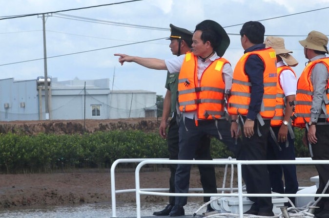 Phó Thủ tướng Trần Lưu Quang kiểm tra các điểm sạt lở trên sông Gành Hào   qua Bạc Liêu và Cà Mau. Ảnh: Nhật Hồ