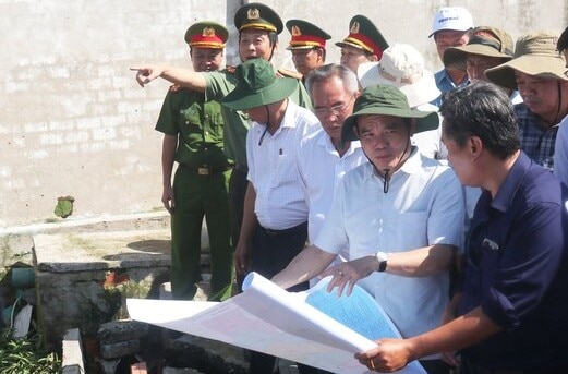 Phó Thủ tướng kiểm tra địa điểm sạt lở tại tỉnh Bạc Liêu. Ảnh: Nhật Hồ