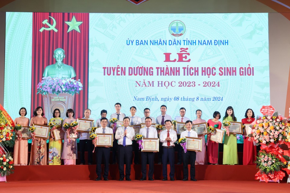 Bí thư Tỉnh ủy Phạm Gia Túc và Chủ tịch UBND tỉnh Phạm Đình Nghị tặng Bằng khen cho cán bộ, giáo viên bồi dưỡng học sinh giỏi các môn. Ảnh: Viết Dư