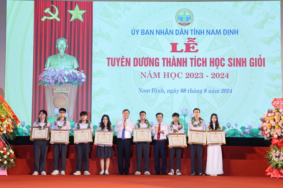 Bí thư Tỉnh ủy Phạm Gia Túc và Chủ tịch UBND tỉnh Phạm Đình Nghị tặng Bằng khen cho học sinh đạt giải Nhất kỳ thi chọn học sinh giỏi quốc gia năm học 2023-2024 và học sinh Thủ khoa toàn quốc tổ hợp khối C00 kỳ thi tốt nghiệp THPT năm 2024. Ảnh: Viết Dư