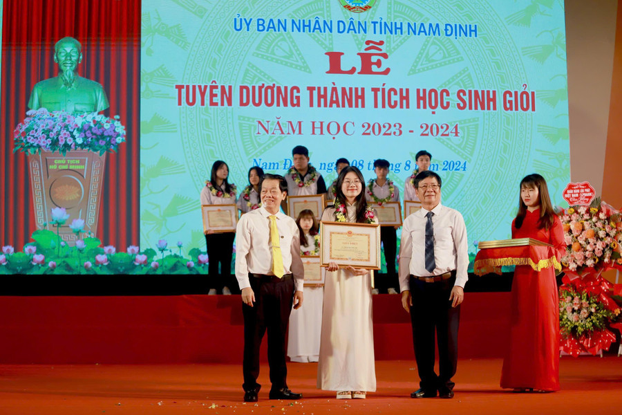 Em Phạm Quỳnh Anh, học sinh Trường THPT Mỹ Tho được tuyên dương khen thưởng