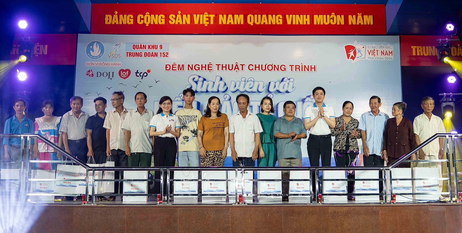 Một thập kỷ bắc những nhịp cầu nối tình quân dân nơi đầu sóng ảnh 2