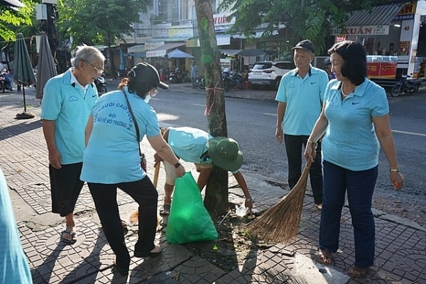 Tỉnh Cà Mau: Người cao tuổi tích cực tham gia công tác bảo vệ môi trường