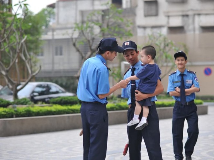 Dạy con chào bác bảo vệ