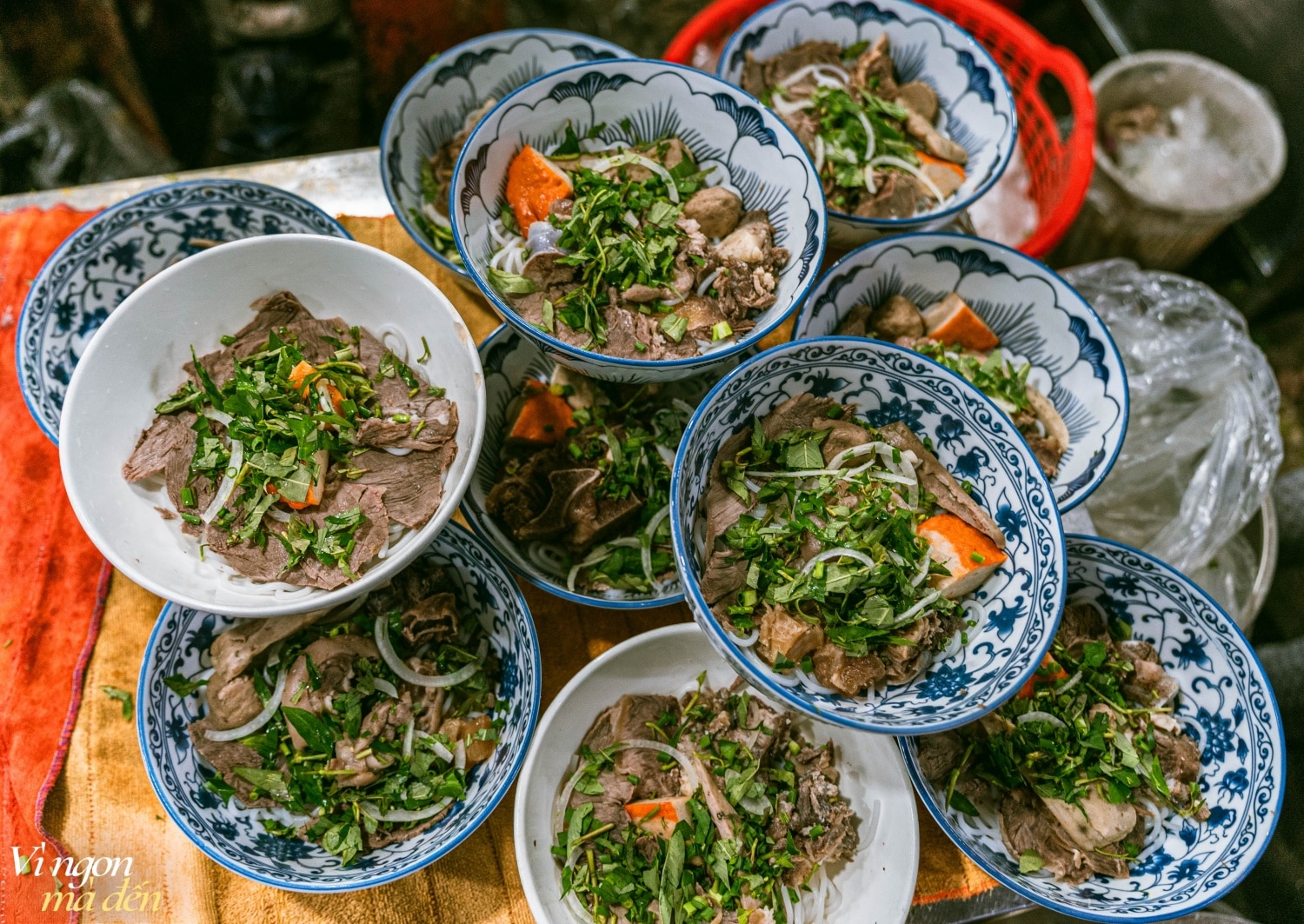 Chàng trai bỏ công việc ngân hàng lương cao đi bán quán bún bò bán vài tiếng là hết hàng: "Làm nghề này cực nhưng mình thấy hạnh phúc!" - Ảnh 3.