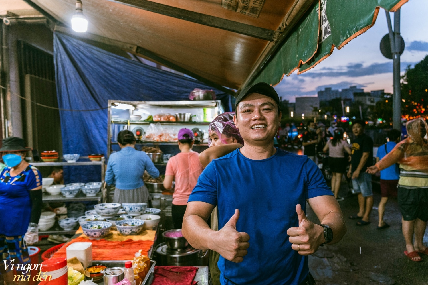 Chàng trai bỏ công việc ngân hàng lương cao đi bán quán bún bò bán vài tiếng là hết hàng: "Làm nghề này cực nhưng mình thấy hạnh phúc!" - Ảnh 4.