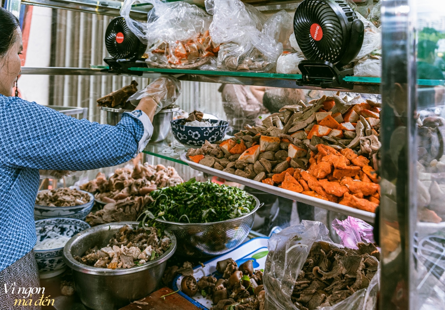 Chàng trai bỏ công việc ngân hàng lương cao đi bán quán bún bò bán vài tiếng là hết hàng: "Làm nghề này cực nhưng mình thấy hạnh phúc!" - Ảnh 6.