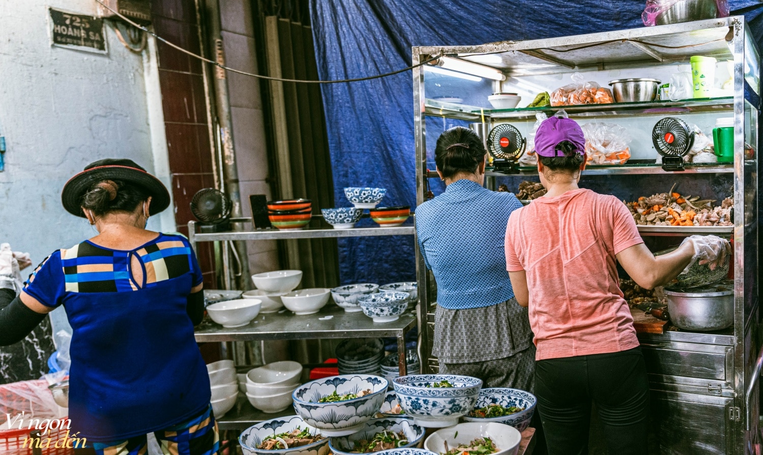 Chàng trai bỏ công việc ngân hàng lương cao đi bán quán bún bò bán vài tiếng là hết hàng: "Làm nghề này cực nhưng mình thấy hạnh phúc!" - Ảnh 5.