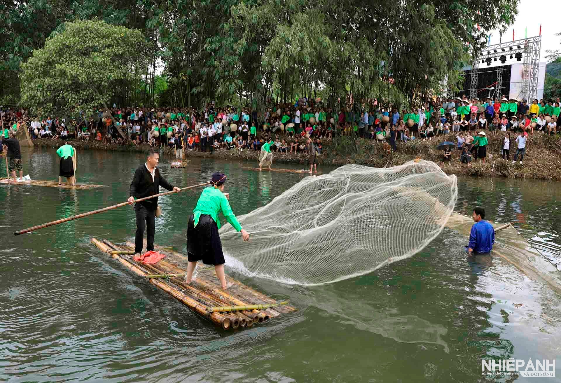 W_0u8a1761-thi-quang-chai-bat-ca(1).jpg