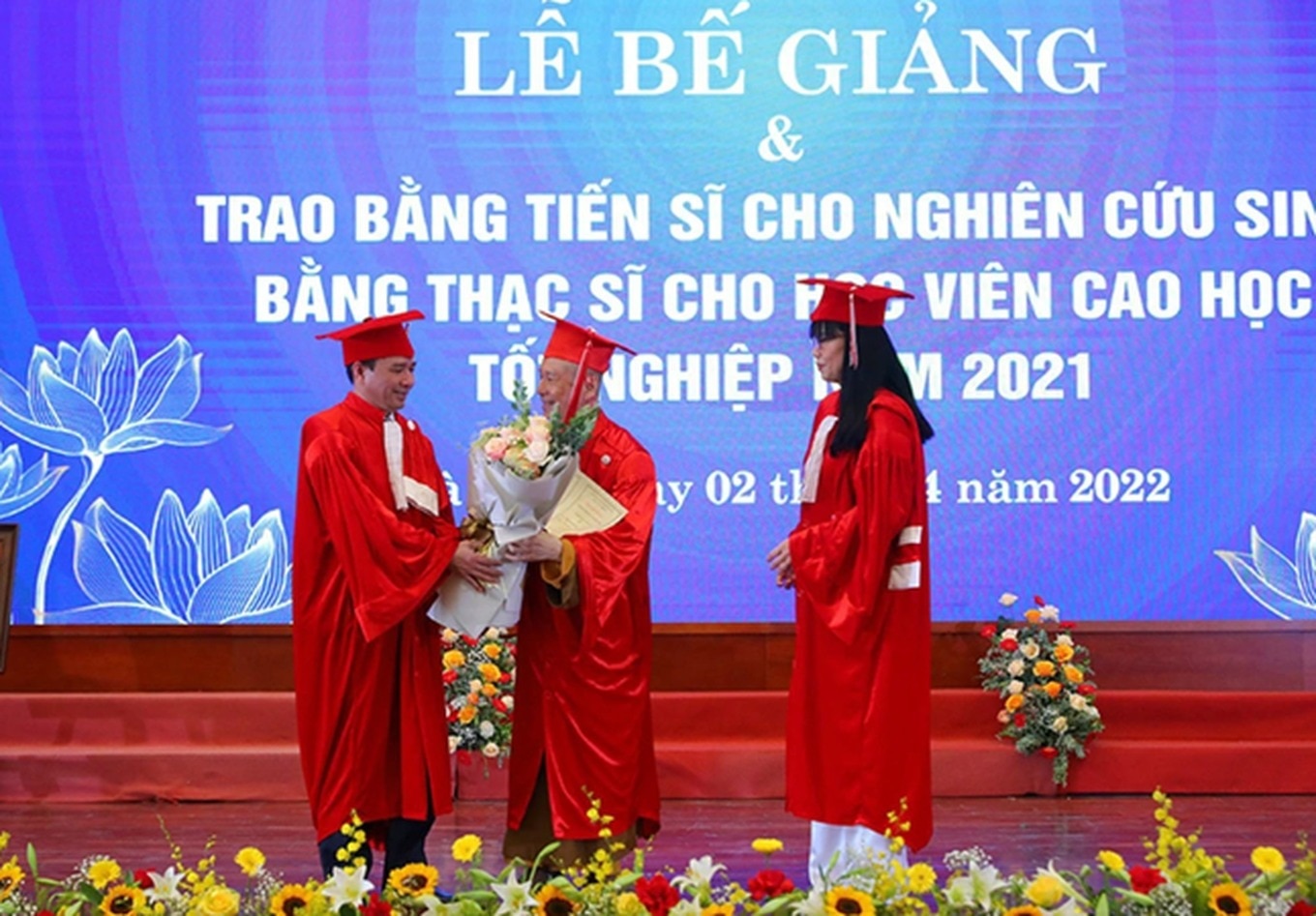 Nếu ông Vương Tấn Việt (Thượng tọa Thích Chân Quang) dùng bằng cấp 3 giả: Bằng ĐH có được công nhận? - Ảnh 3.