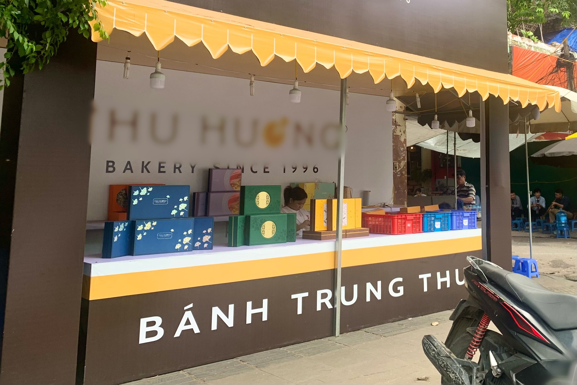 Bánh trung thu ‘xuống phố’ sớm, mòn mỏi chờ khách mua ảnh 8