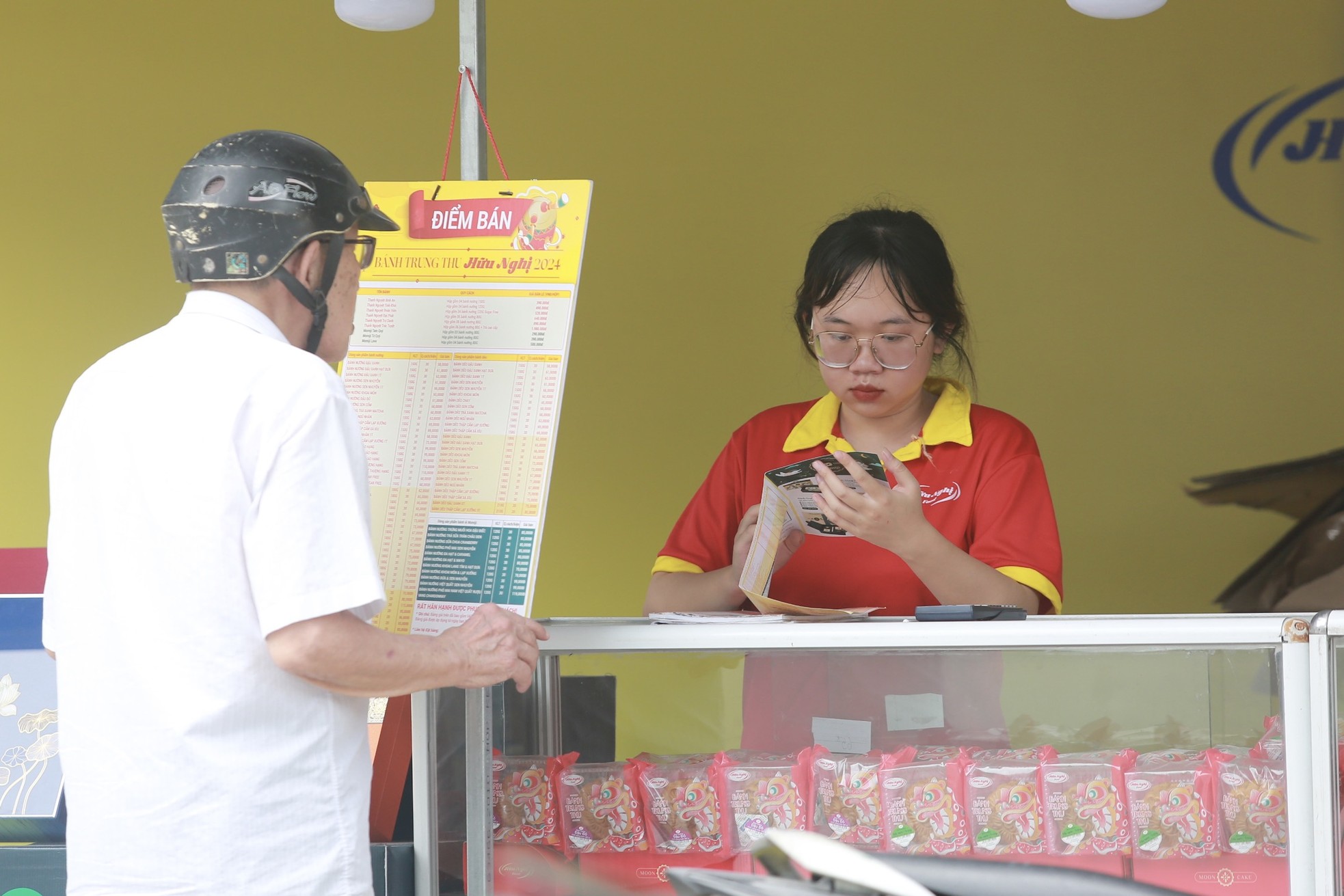 Bánh trung thu ‘xuống phố’ sớm, mòn mỏi chờ khách mua ảnh 17