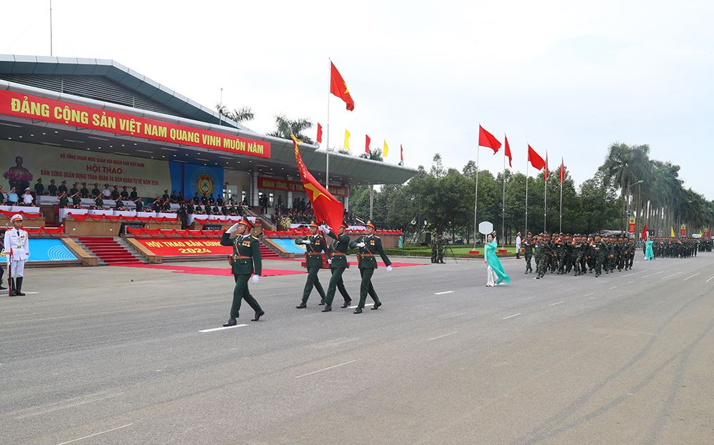 Đoàn tuyển thủ các đơn vị tiến qua lễ đài. Ảnh: Mạnh Hùng