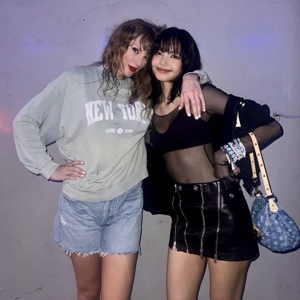 Lisa chụp hình cùng Taylor Swift ở buổi hòa nhạc Singapore. Ảnh: Instagram