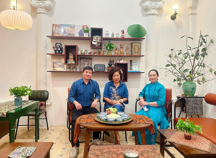 Từ trái qua: chuyên gia Nguyễn Phương Hải, nhà báo Vĩnh Quyên, tác giả Tuyết Nhung Xôi vò chè đường gọi mùa Vu lan về- Ảnh 5.