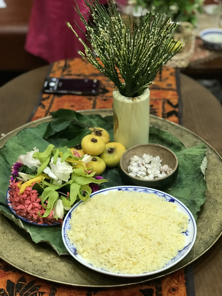 Xôi vò chè đường gọi mùa Vu lan về- Ảnh 10. Tháng bảy, xôi vò chè đường là món không thể thiếu với người Hà Nội - Ảnh: Đ.DUNG