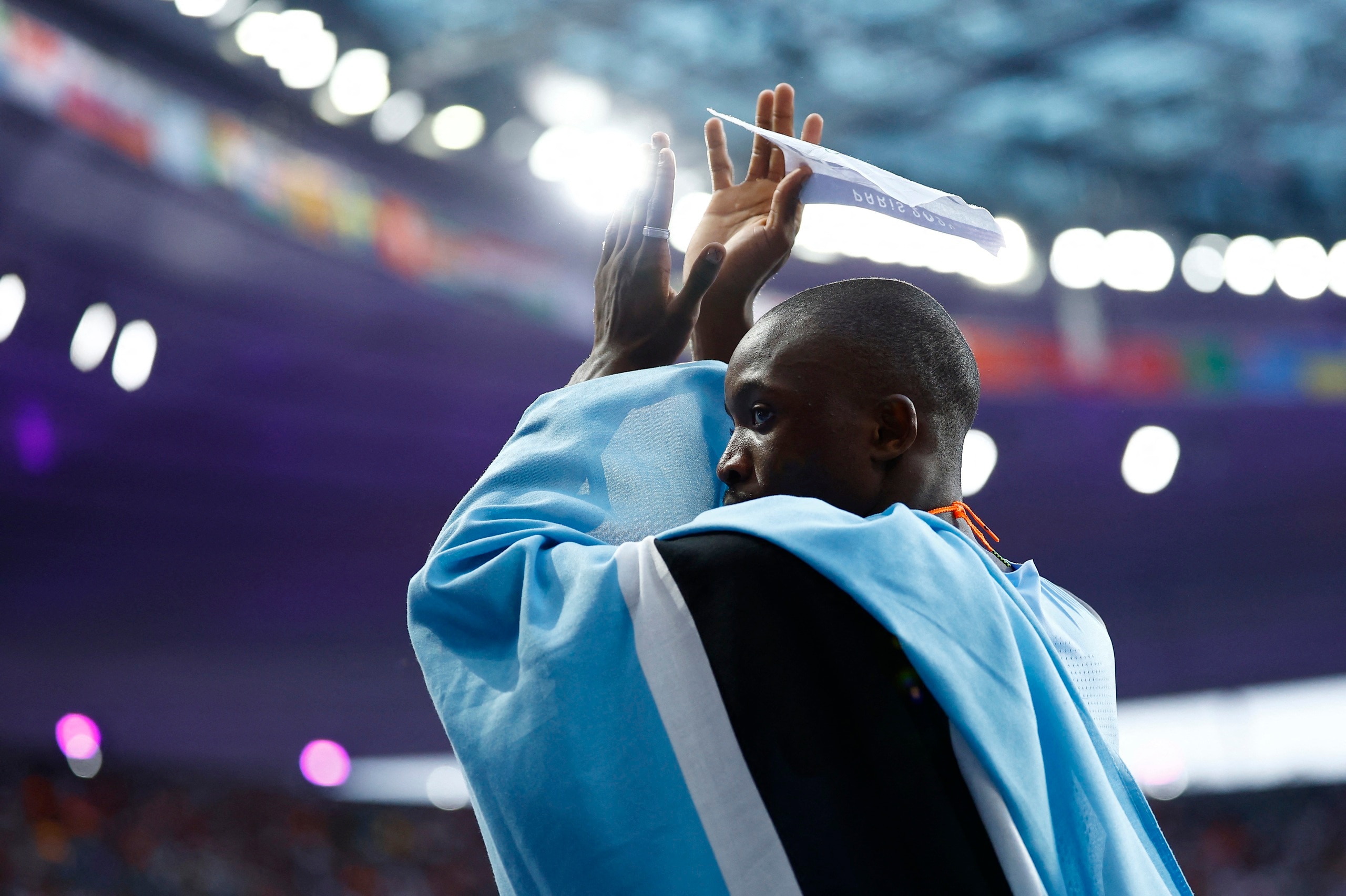 Botswana tôn vinh HCV đầu tiên tại Olympic: 30.000 người chào đón, cả nước nghỉ 1 ngày- Ảnh 9.