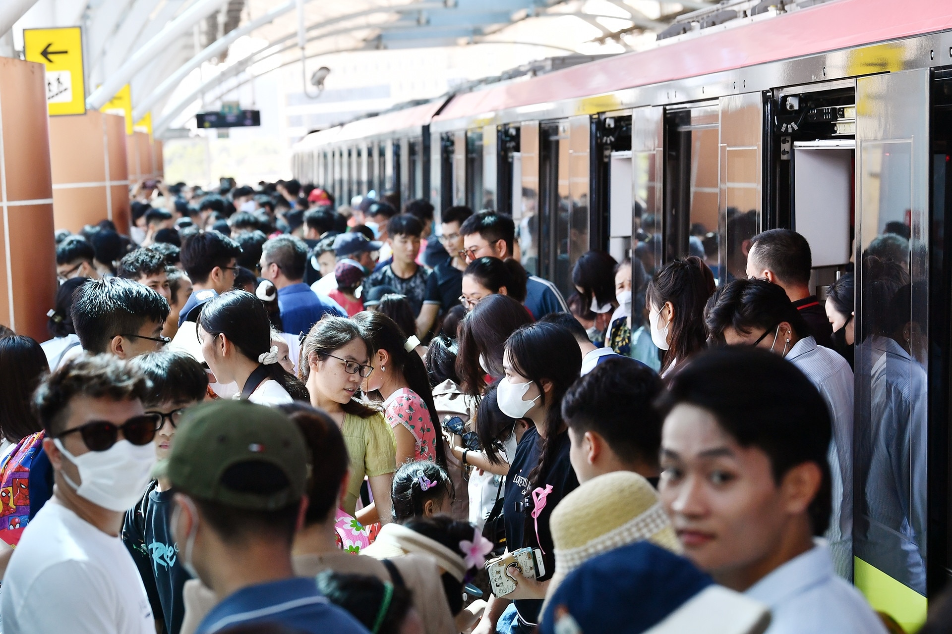 'Biển' người đổ lên tàu metro Nhổn - ga Hà Nội ngày cuối tuần