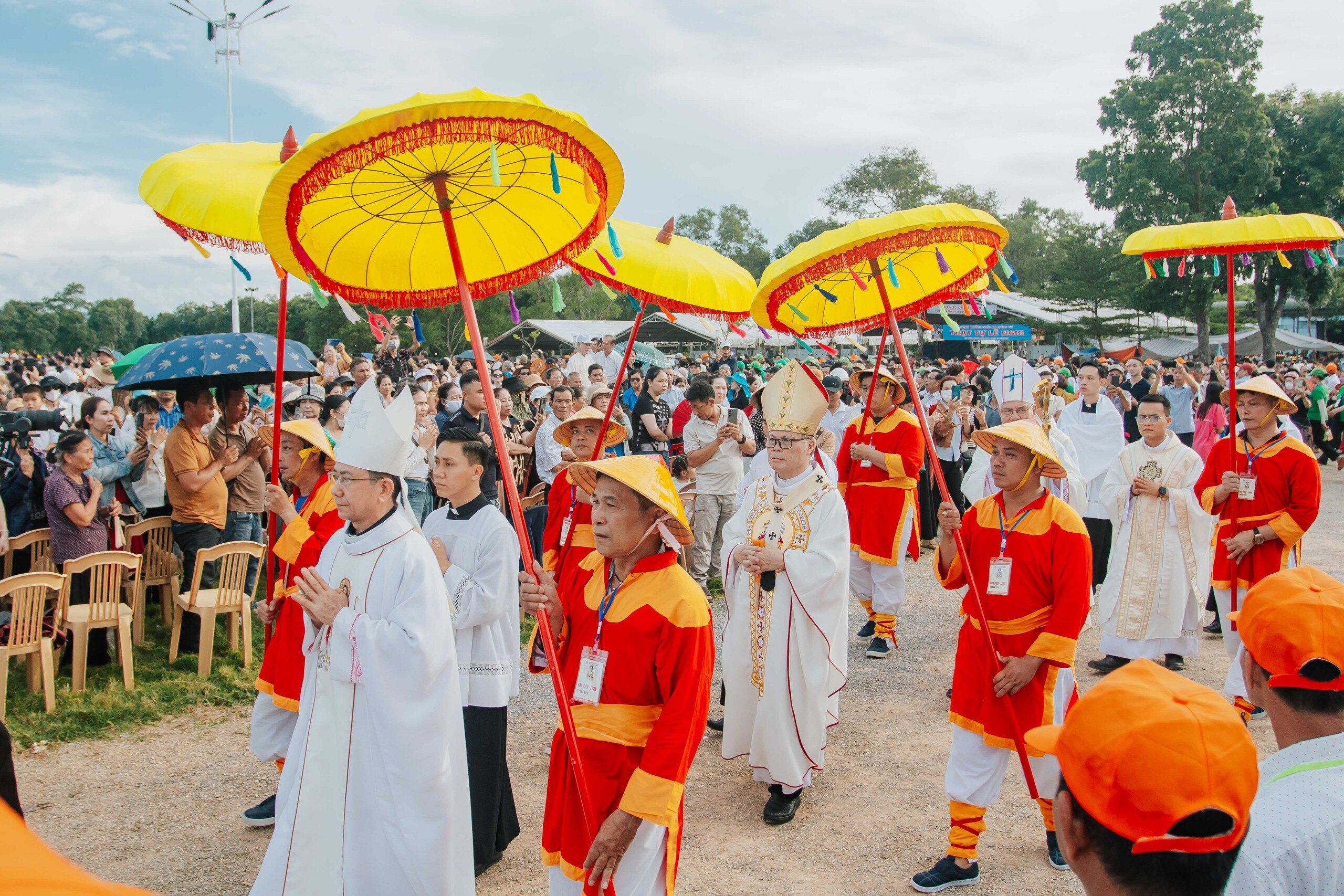 Biển người tham dự thánh lễ tại La Vang trong ngày nắng nóng- Ảnh 5.