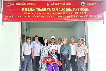 Bộ Tư lệnh Vùng 5 Hải quân tặng “Nhà tình nghĩa” cho người có công với cách mạng tại An Giang