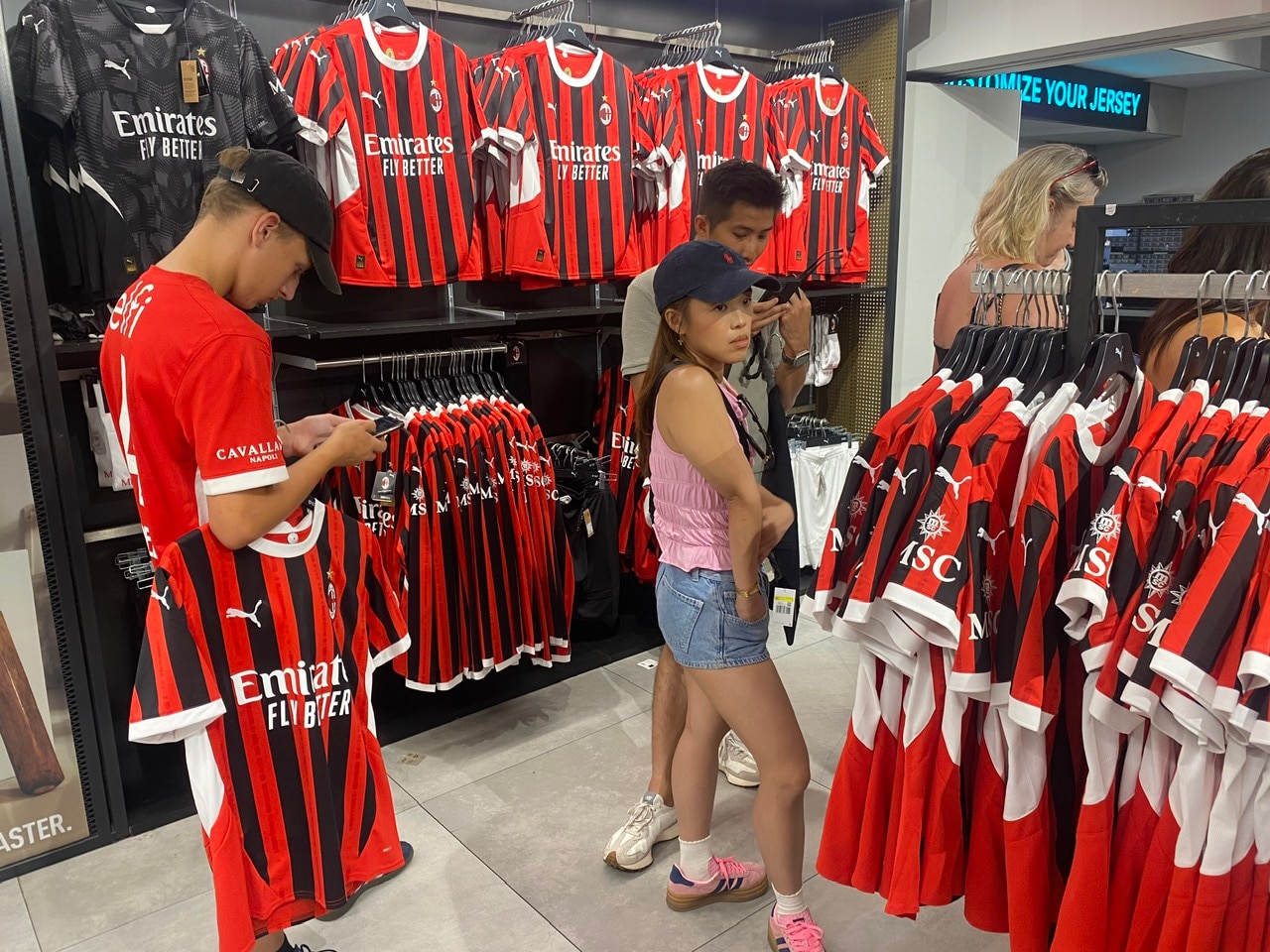 Đến San Siro thưởng thức cuộc 'cạnh tranh' không khoan nhượng giữa 2 đội bóng thành Milan- Ảnh 6.