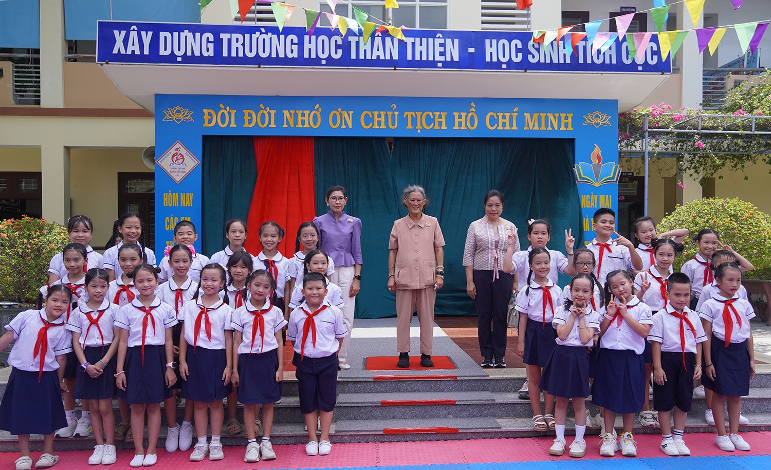 Công chúa Thái Lan chụp ảnh lưu niệm với học sinh và giáo viên Trường Tiểu học Nguyễn Tất Thành. (Ảnh: quangtri.gov.vn)