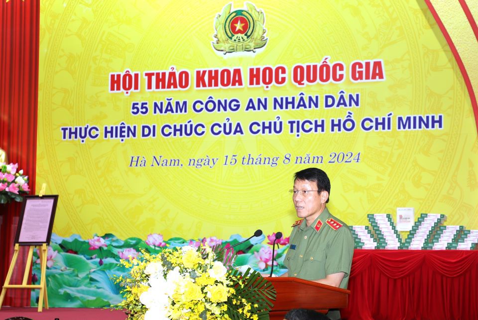 Thượng tướng Lương Tam Quang - Ủy viên Trung ương Đảng, Bí thư Đảng ủy Công an Trung ương, Bộ trưởng Bộ Công an phát biểu tổng kết và bế mạc Hội thảo. Ảnh: AT