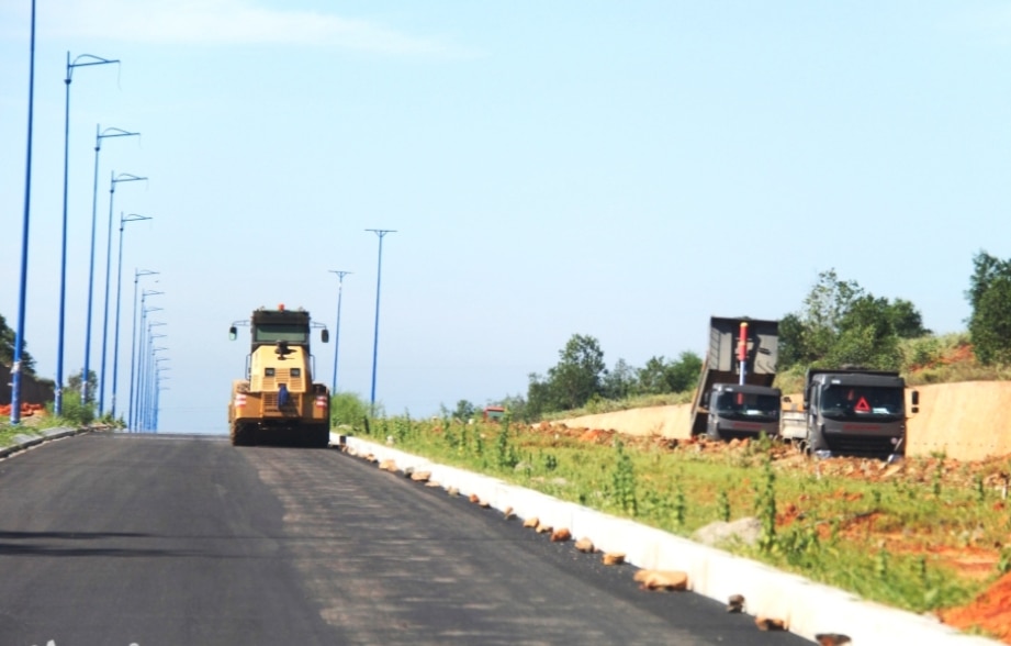 Đường vào sân bay Phan Thiết đang được thi công thảm nhựa đường.