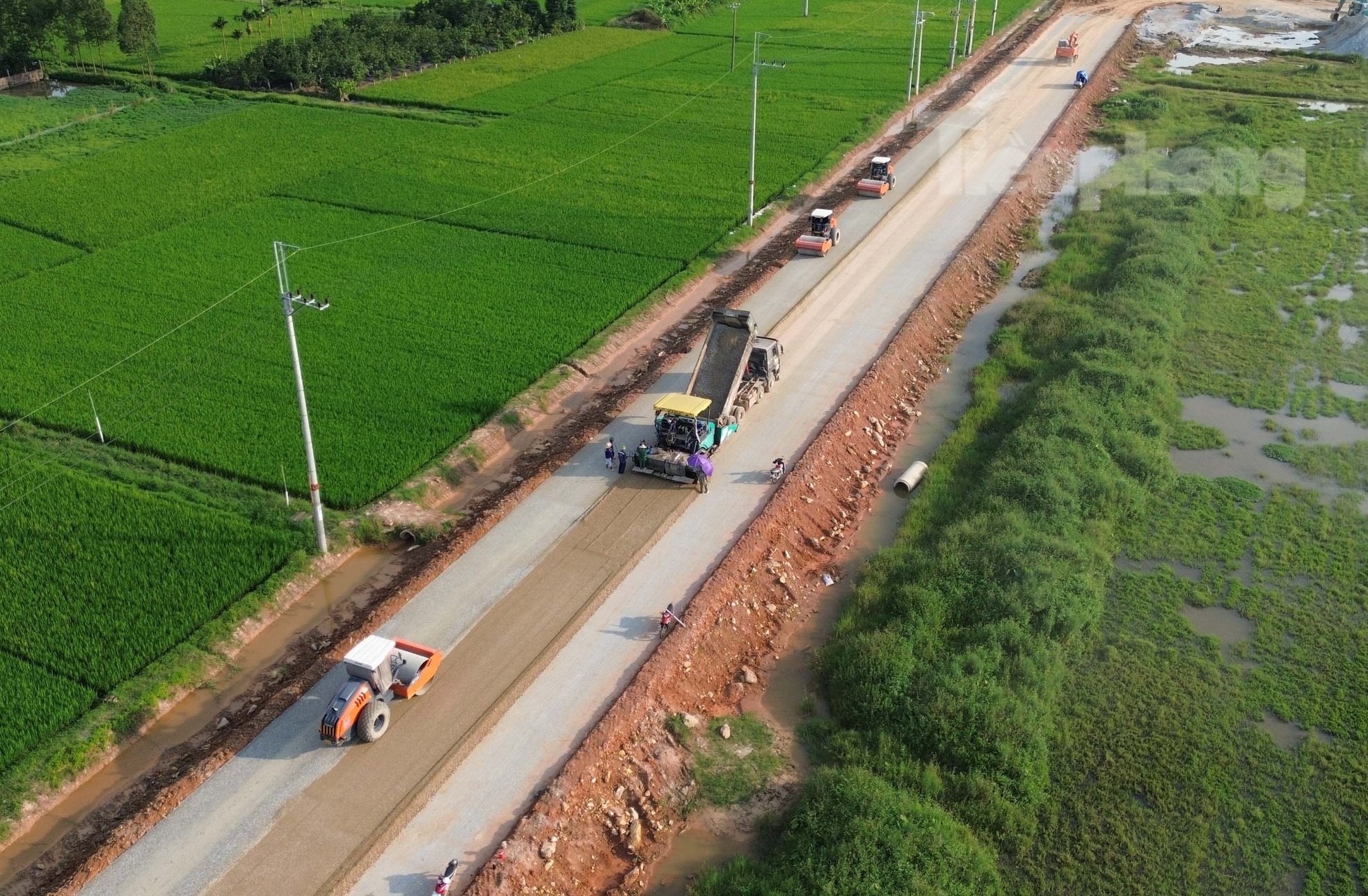 Đường Vành đai 4- Vùng Thủ đô với những km đầu tiên được thảm nhựa, hiện hình hài ảnh 2