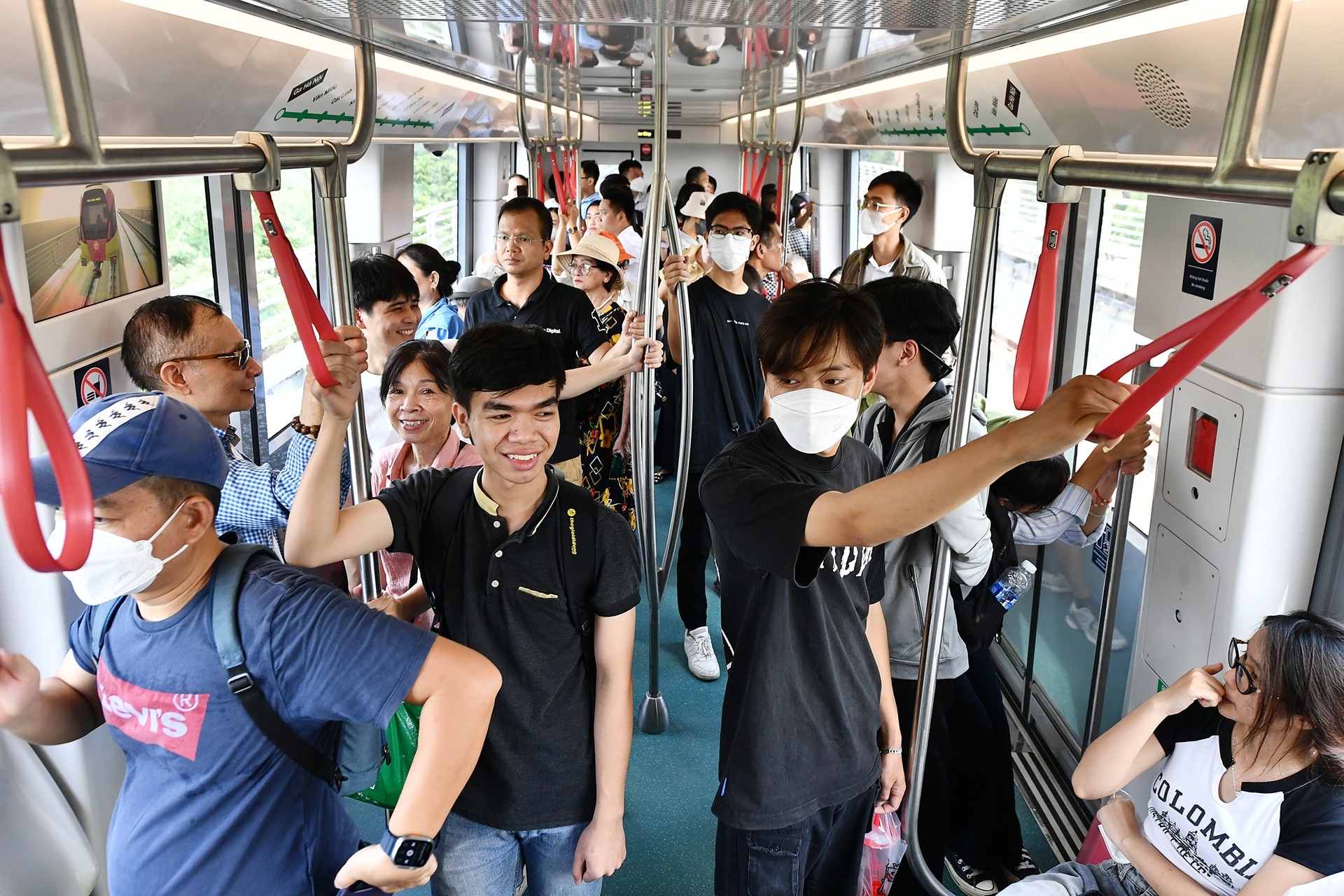 Tàu metro Nhổn - ga Hà Nội đưa hành khách băng qua các điểm nóng giao thông