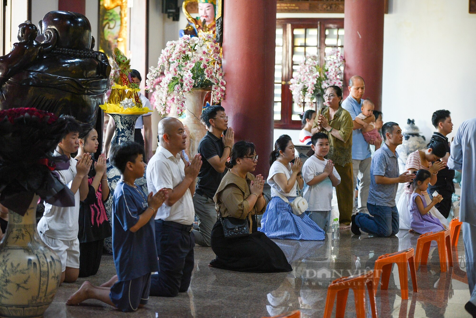 Người dân, du khách đổ về chùa Linh Ứng dâng hương, cầu nguyện dịp rằm tháng 7 - Ảnh 2.