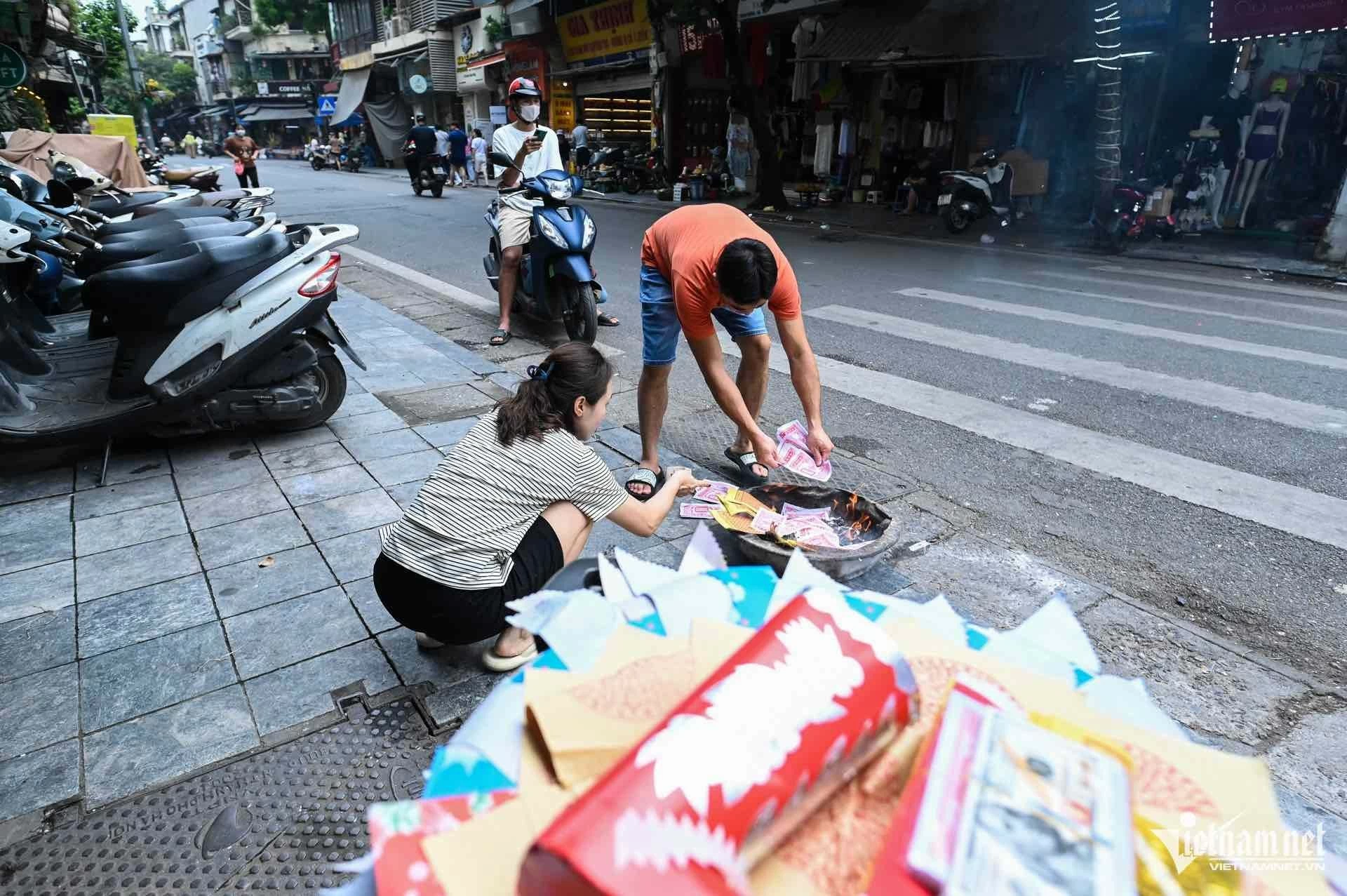 Người Hà Nội đốt vàng mã khắp vỉa hè, khách Tây thấy lạ mắt