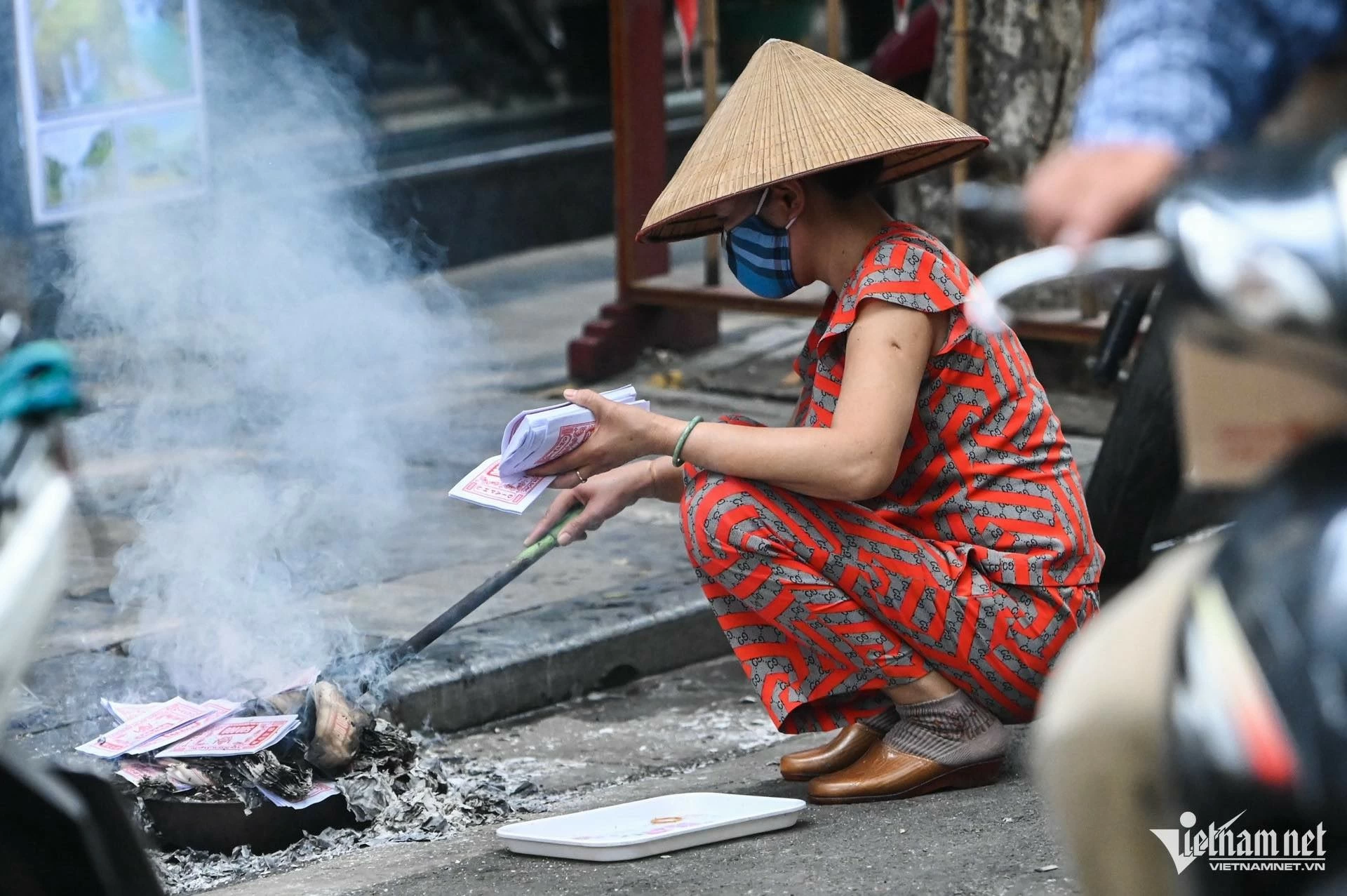 Người Hà Nội đốt vàng mã khắp vỉa hè, khách Tây thấy lạ mắt