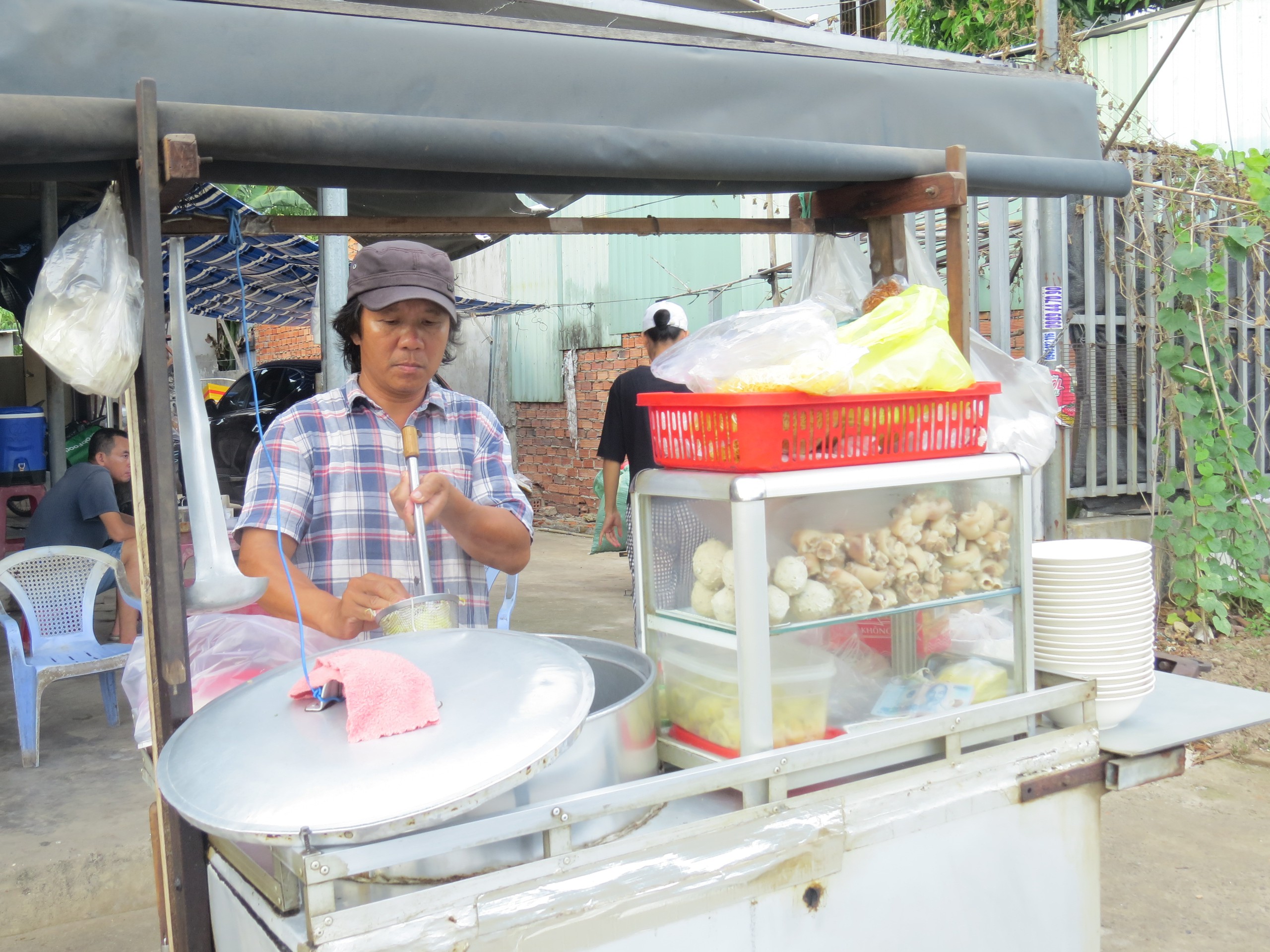 Người đàn ông nấu nấu tô hủ tiếu ngon đến muỗng cuối cùng, nhiều khách quay lại ăn- Ảnh 2.