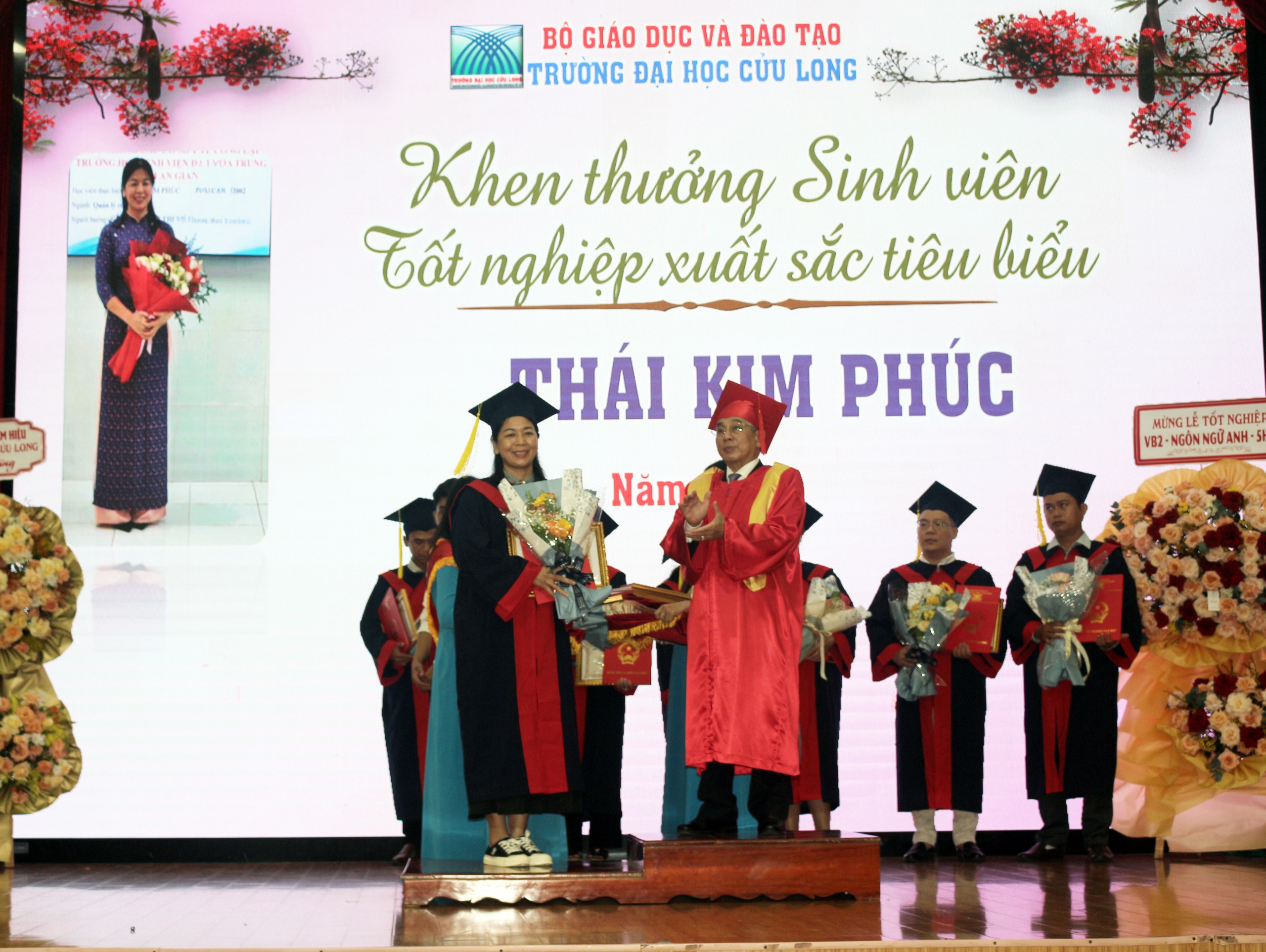 751 tân cử nhân Trường ĐH Cửu Long đón tin vui- Ảnh 2.