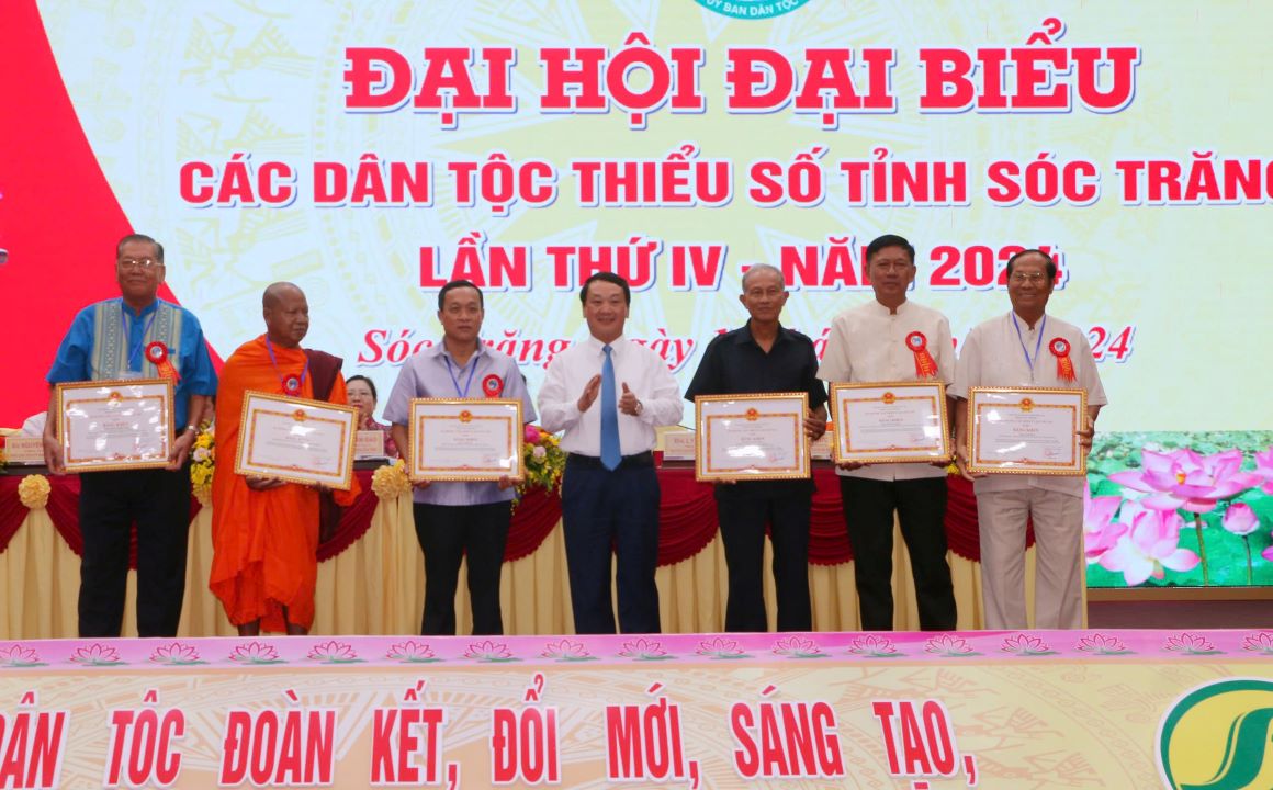 Bộ trưởng, Chủ nhiệm Ủy ban Dân tộc trao bằng khen và kỷ niệm chương Vì sự nghiệp phát triển các dân tộc cho các tập thể và cá nhân có thành tích xuất sắc. Ảnh: Phương Anh