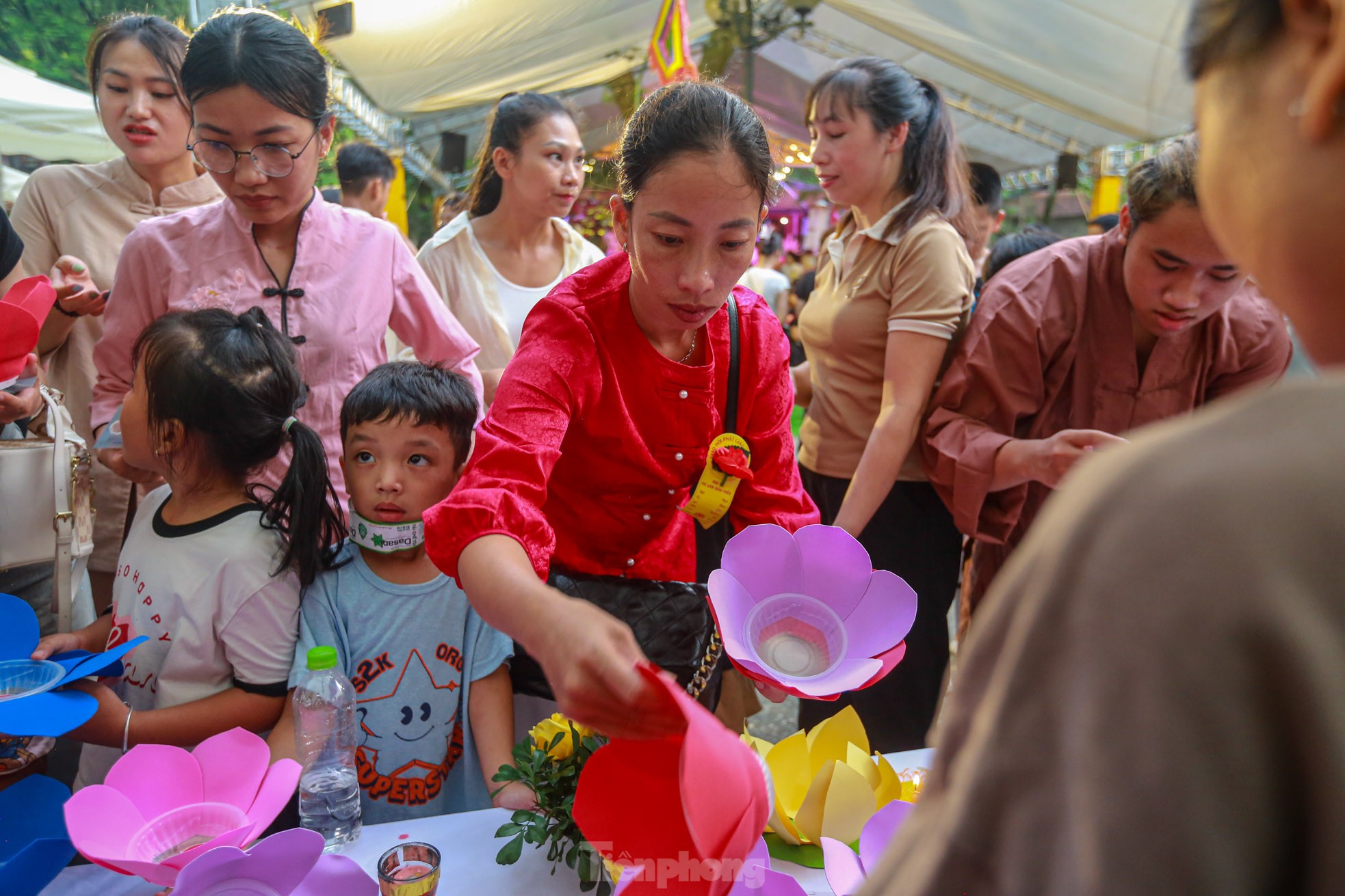 Người dân Thủ đô thả hoa đăng mùa Vu Lan báo hiếu ảnh 2