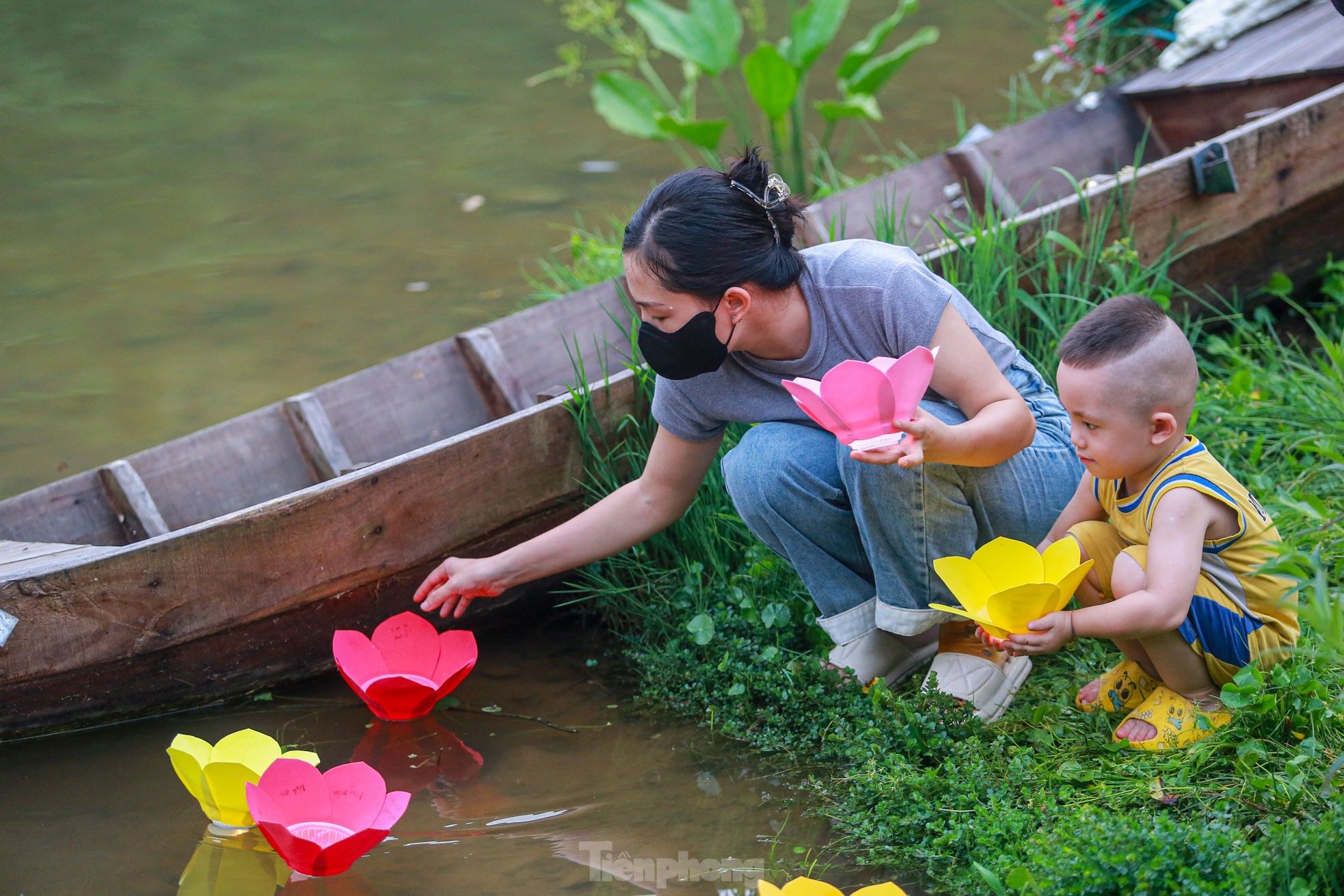 Người dân Thủ đô thả hoa đăng mùa Vu Lan báo hiếu ảnh 8